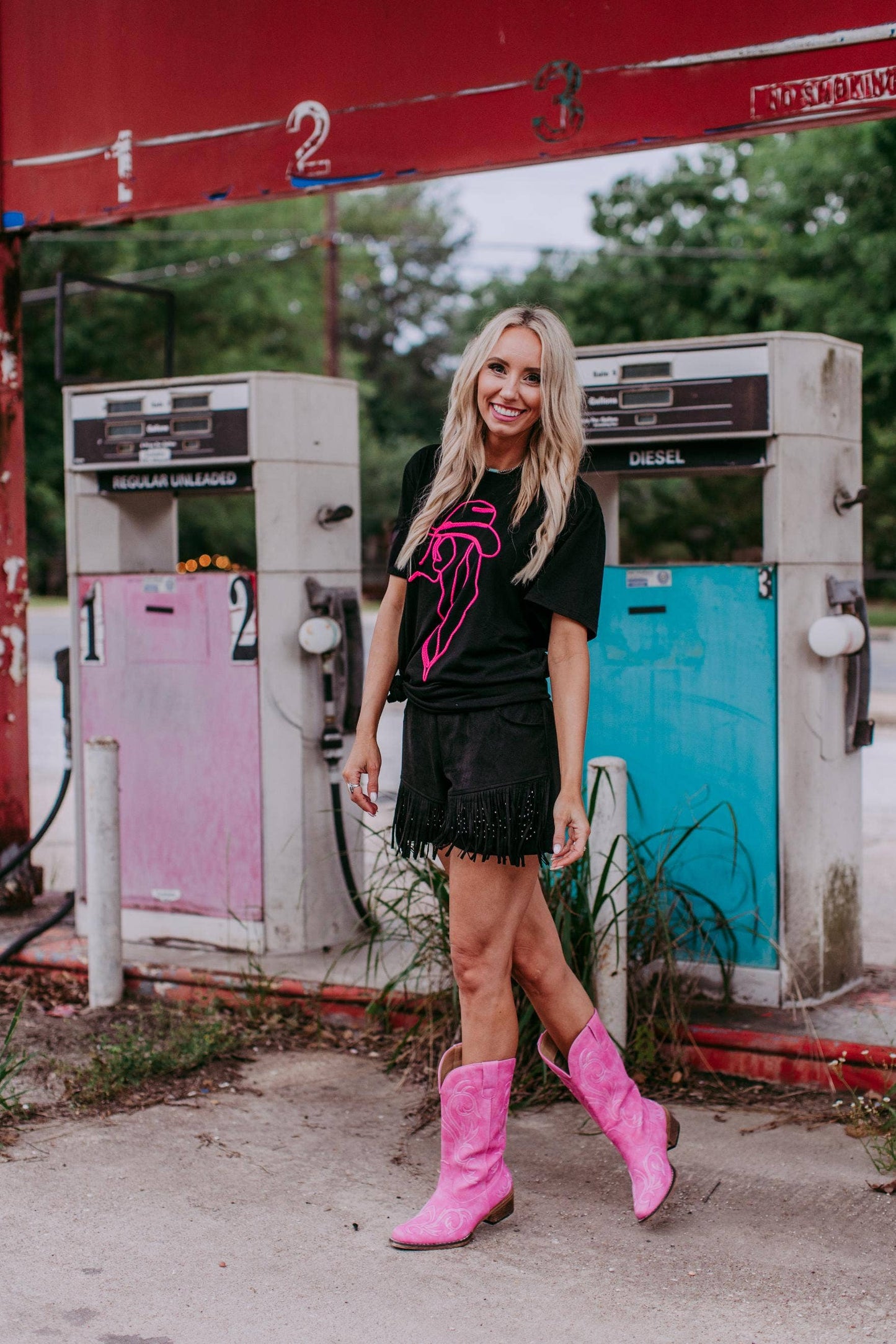 MK372 Cowgirl Line Embroidery Tee: Black / S