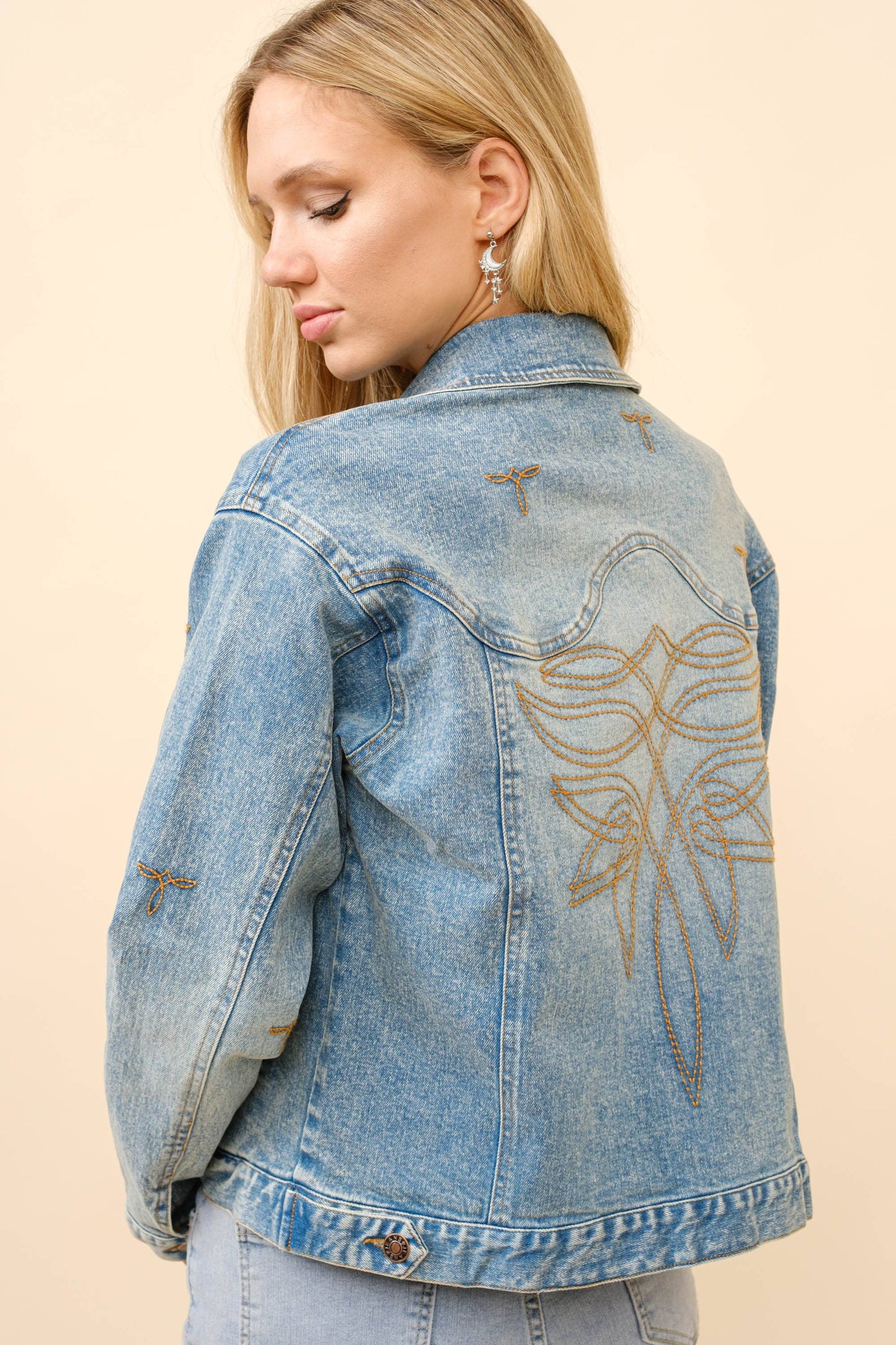 23144J - Boots Stitch Denim Trucker Jacket: MED WASH / L